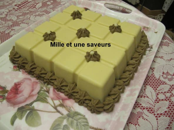 Irrésistible carré blanc à la mousse chocolat blanc praliné et caramel au beurre salé aux cacahuètes