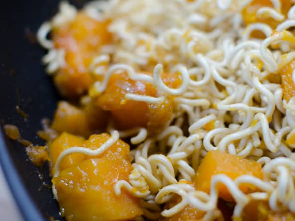 Nouilles chinoises sautées à la courge butternut et sauces asiatiques