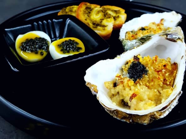 Huître chaude à la vodka et beurre de caviar, œuf de caille mollet au caviar et feuilleté à la salicorne