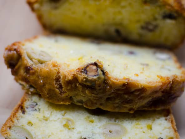 Cake aux olives vertes et aux noisettes