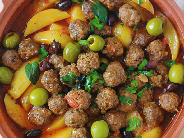 Tajine kefta de viande, pommes de terre et olives, sauce tomate