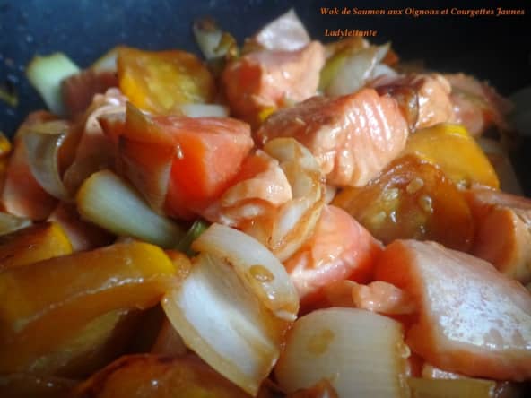 Wok coloré de Saumon aux Oignons et Courgettes Jaunes
