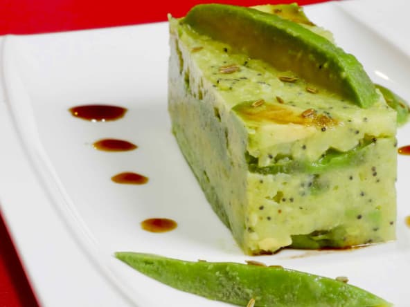 Parmentier d’avocat, olives et sésame. 