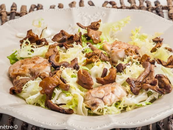 Salade composée de ris de veau sautés aux girolles