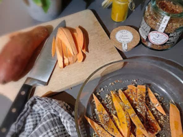 Frites de patates douces au poivre et curcuma cuites au four