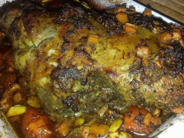 Gigot d'agneau mariné aux 1001 épices, tomates, ail et vin blanc