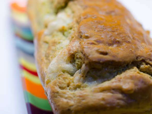 Cake au pesto, au chèvre et aux pignons de pin