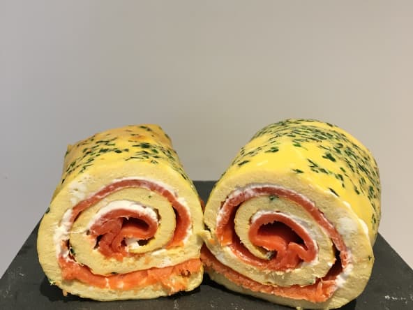 Omelette roulée au saumon fumé