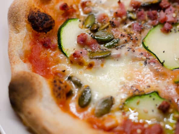 Pizza à la courgette, aux lardons et aux graines