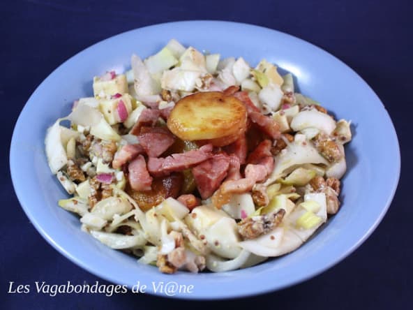 Salade gourmande d'endives, pommes de terre sautées, lardons et Morteau