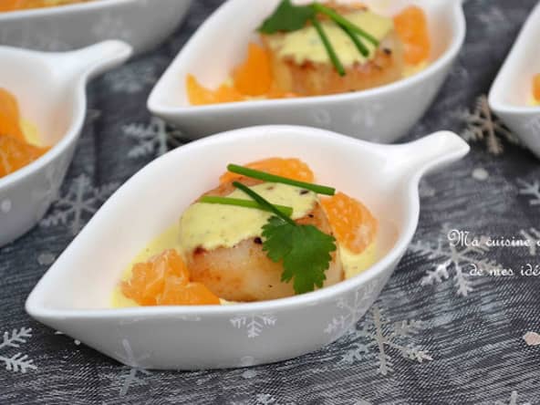 Mise en bouche de noix de Saint-Jacques snackées aux clémentines et sauce au curry
