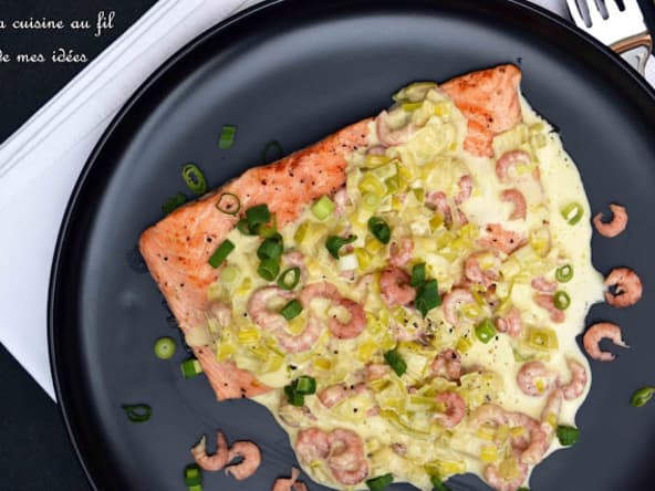 Filet de saumon et sa fondue de poireaux au curry et crevettes grises