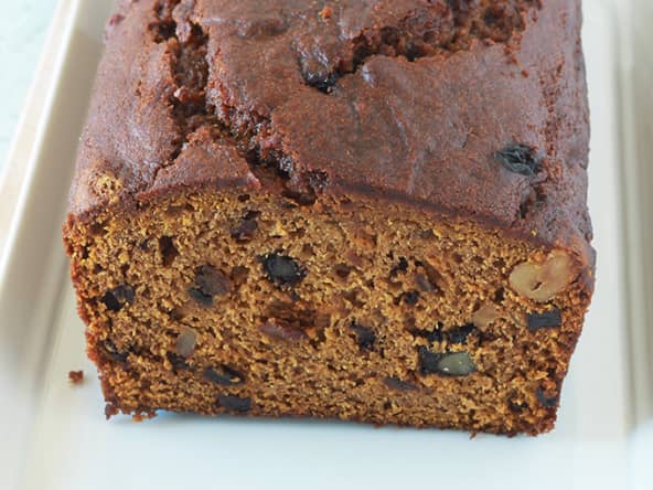 Cake à la citrouille , épices, noix et raisins secs