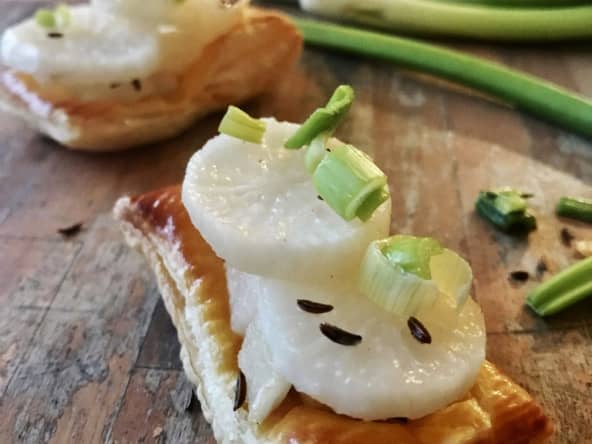 Feuilletés de navets au miel et graines de carvi