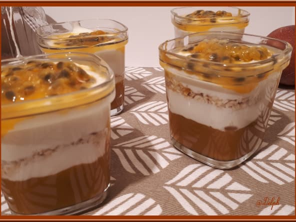 Fromage blanc à la compote de mangue et fruits de la passion pour le petit déjeuner