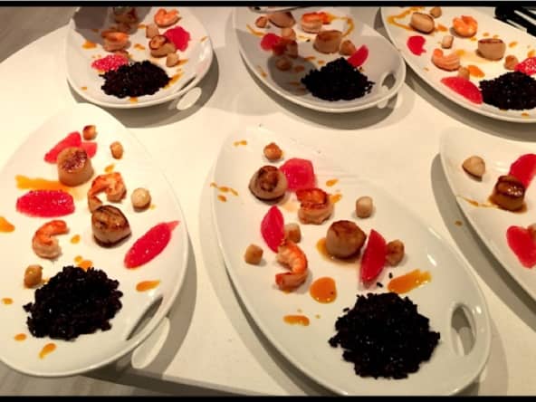 Riz noir aux pétoncles, saint-jacques et gambas : on adore !