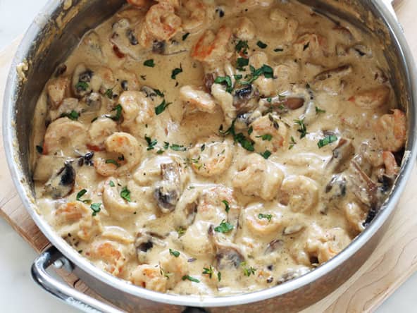 Crevettes en sauce crémeuse : une recette avec fromage et champignons