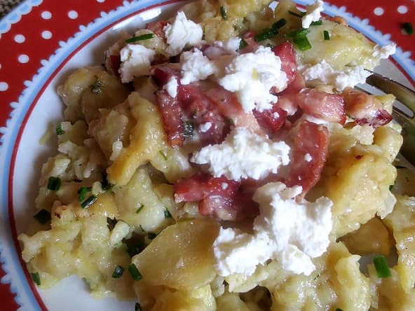 Pâtes au fromage de brebis et lardons "Bryndzové Halusky" (Slovaquie)