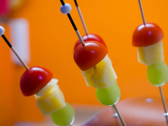 Brochettes de tomates cerises, de Comté et de raisin blanc
