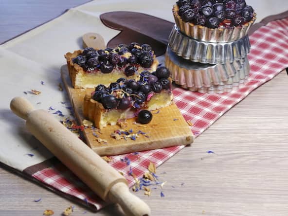 Tarte amandine aux myrtilles et fleurs comestibles séchées