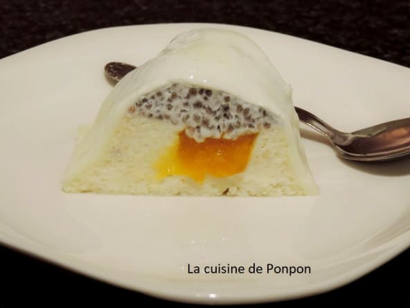 Blanc manger aux amandes avec des graines de chia au lait de coco et un insert à la mangue
