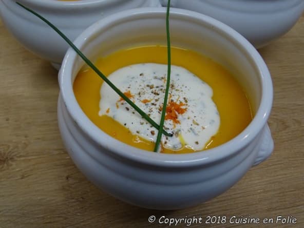 Velouté d'hiver vitaminé potiron, patate douce et orange, crème fouettée ciboulette et poivre