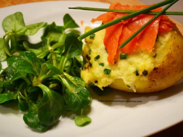 Pomme de terre farcie de type nordique avec crème, ciboulette et saumon fumé