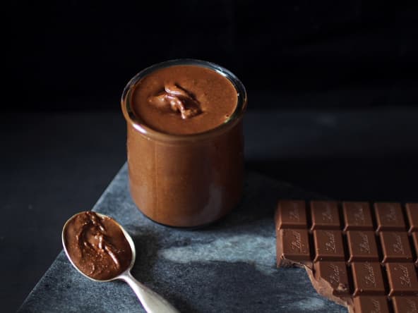 Pâte à tartiner au chocolat, noisettes et sucre pétillant pour le peps