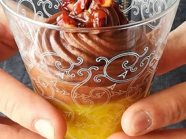 Entremet mangue, chantilly noix de coco et chocolat