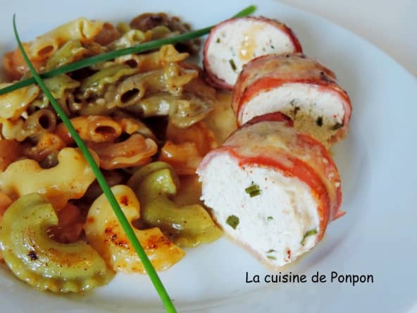 Mousse de poulet bardée de fines tranches de lard accompagnée d'une sauce au soumaintrain