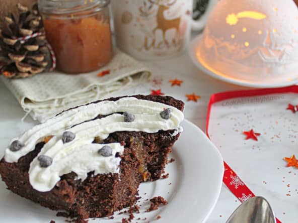 Poke cake chocolat, kaki et noix de coco vegan