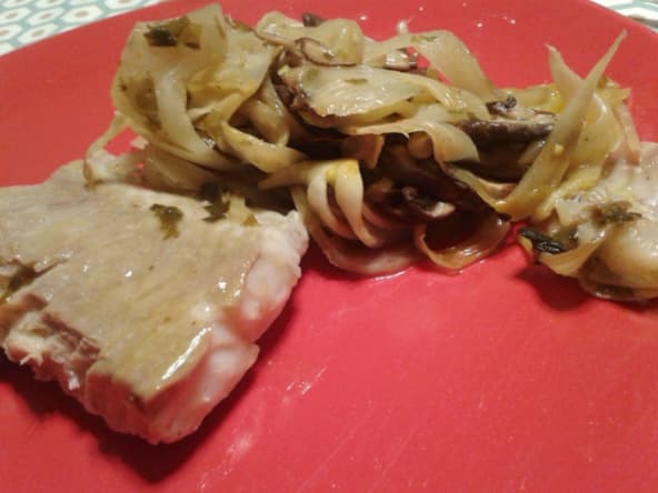 Lieu noir et fenouil à l’étuvée, aux algues, aux champignons noirs et au safran 