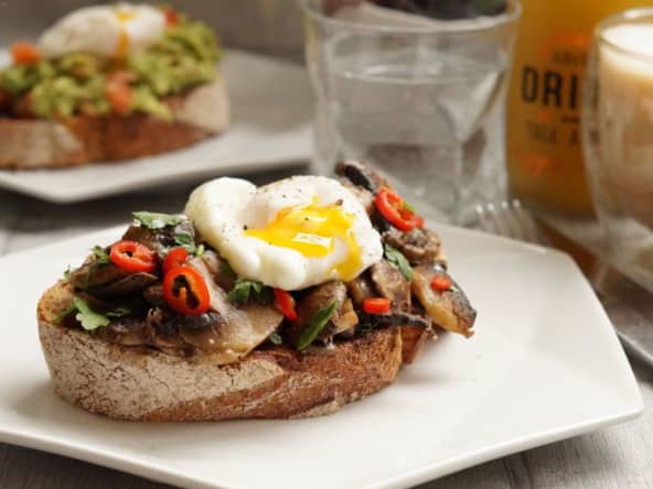 Tartine de pain au levain aux champignons et oeuf poché