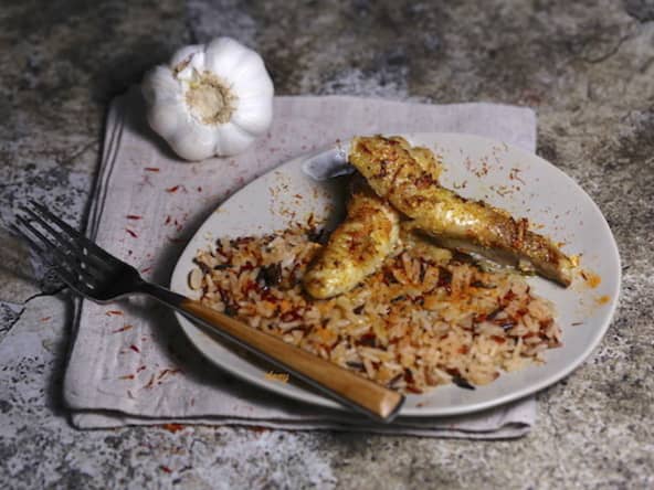Filets de lotte à l'ail au safran et à l'orange et riz sauvage
