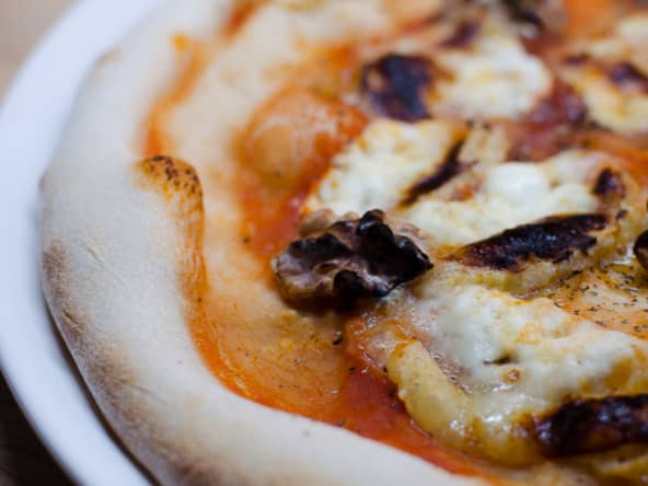 Pizza au crottin de Chavignol, aux noix et au miel : un classique !