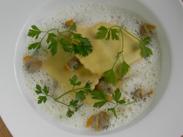 Ravioles ricotta épinards, jus de coques, un plat léger et végétarien