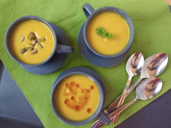 Potage de courge butternut, lentilles corail et lait de coco