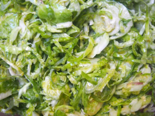 Salade de choux de Bruxelles crus bien moutardée