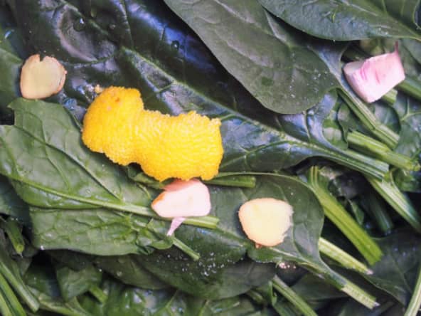 Préparer des épinards d’une façon légère et délicatement parfumés pour réaliser une belle assiette.