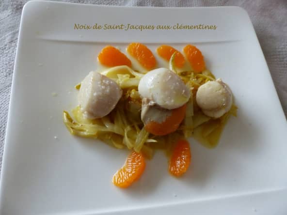 Noix de Saint-Jacques aux clémentines sur un lit d'endives
