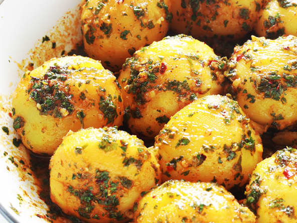 Pommes de terre en sauce chermoula (batata mchermla) à base de persil, coriandre, ail, jus de citron, des épices et de l’huile d’olive