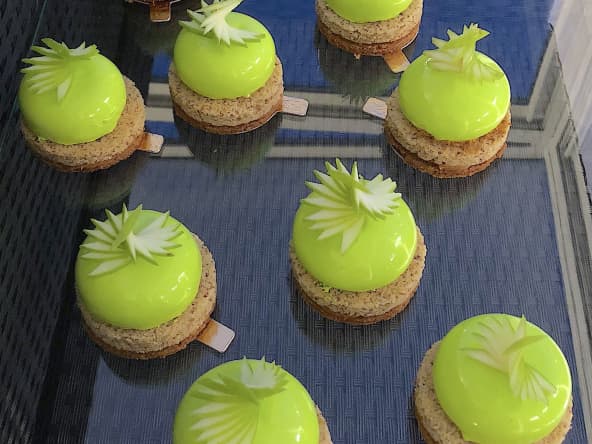 Petits gâteaux à la mousse de pomme verte, caramel et noisette, un dessert frais et acidulé