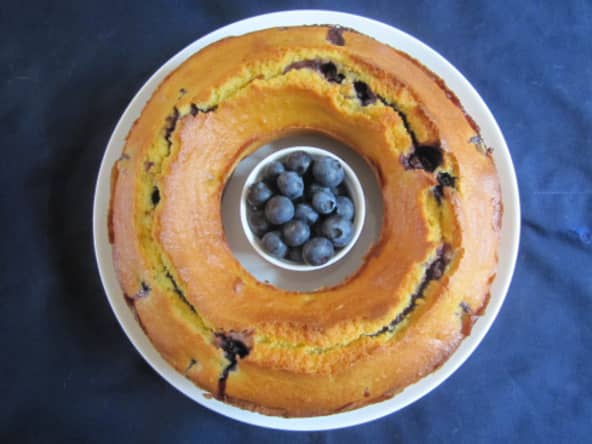 Gâteau de polenta (farine de maïs sans gluten) aux myrtilles
