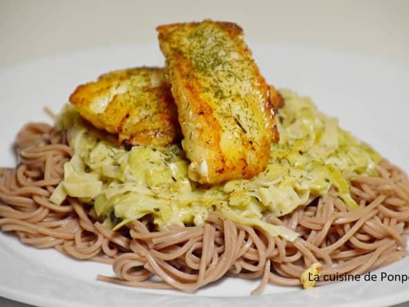 Dos de cabillaud sur un lit de poireaux et nouilles au sarrasin : une recette rapide et facile