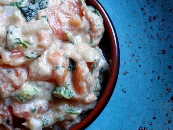 Salade de tomates au beurre de cacahuètes