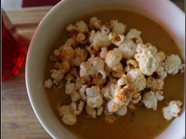 Velouté de butternut au maïs et popcorn pimenté