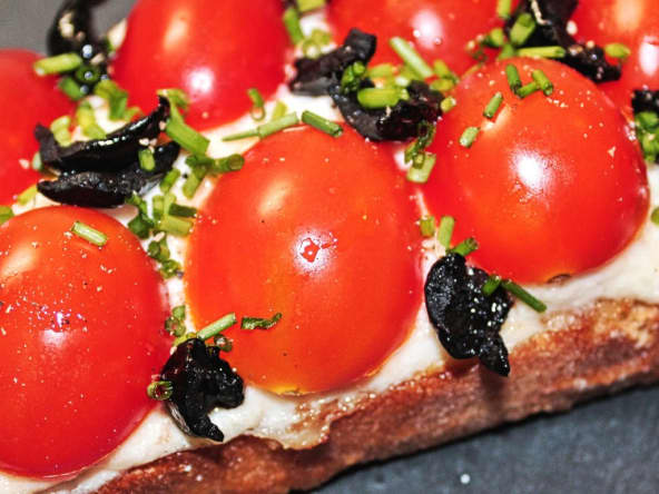 Bruschetta : Brandade de Morue, Tomates et Olives