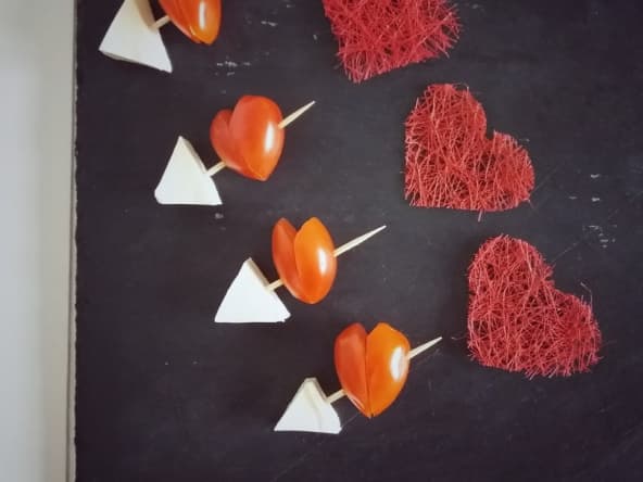 Brochettes de tomates cerises en coeurs pour la Saint Valentin