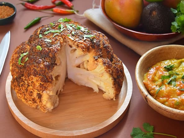 Chou-fleur rôti au four, aux épices cajun, sauce mangue, avocat, sriracha