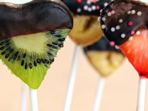 Sucettes de fruits au chocolat pour la Saint-Valentin